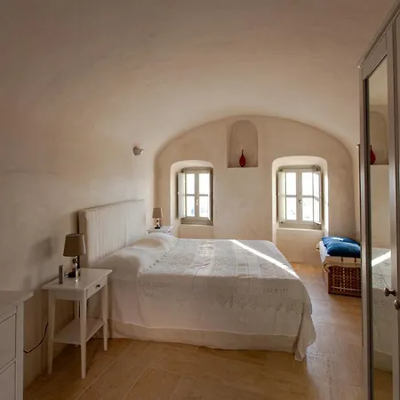 Castelli Porta Apartment Emporio (Santorini)